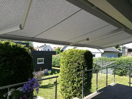 Terrasse med stor markise i bruk