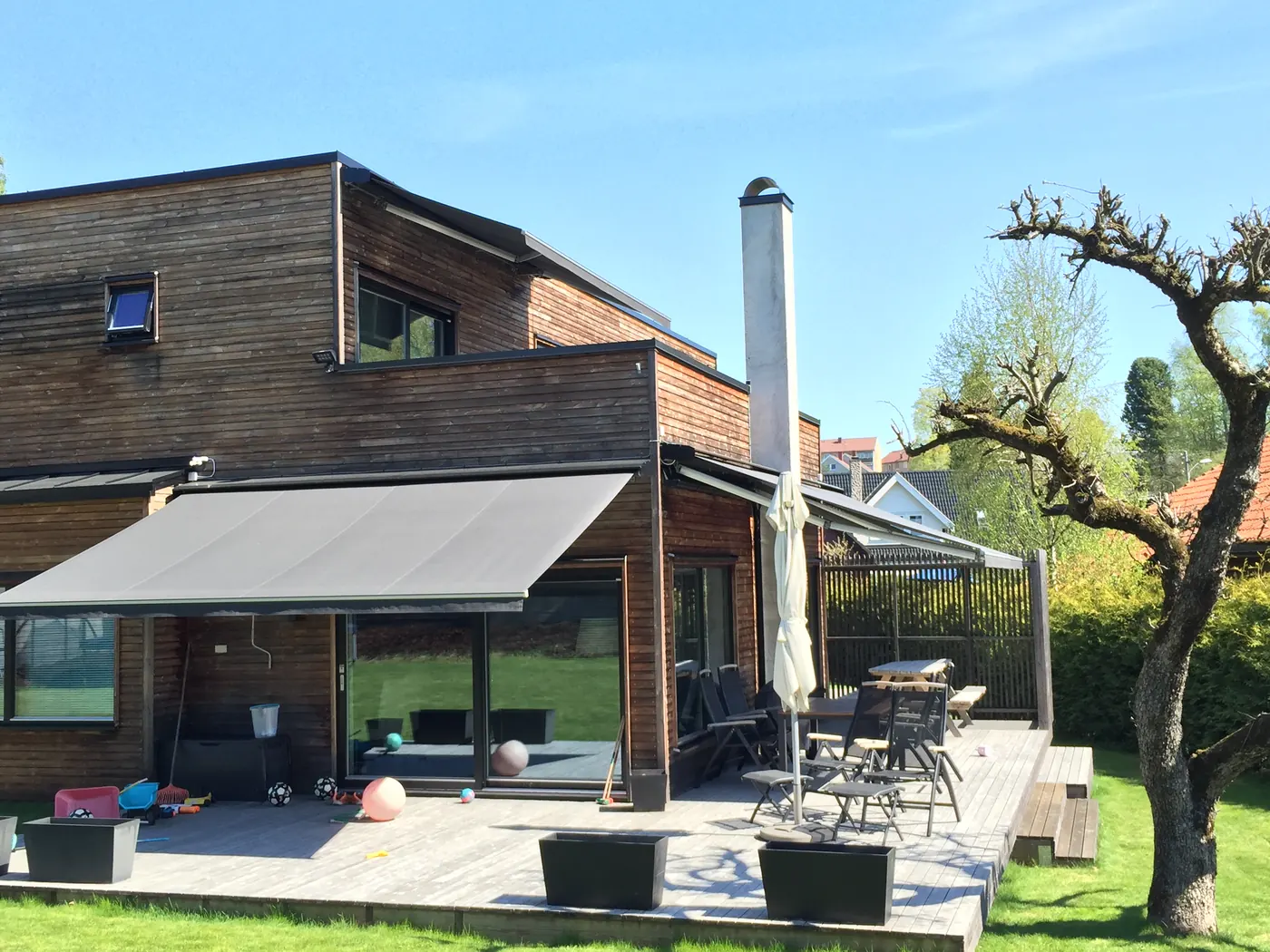 Terrassemarkise fra REX med rolig dukfarge