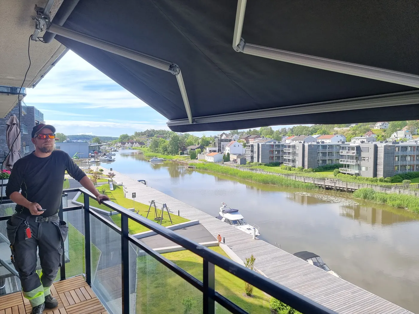 Terrassemarkise fra REX med utslått duk på terrasse