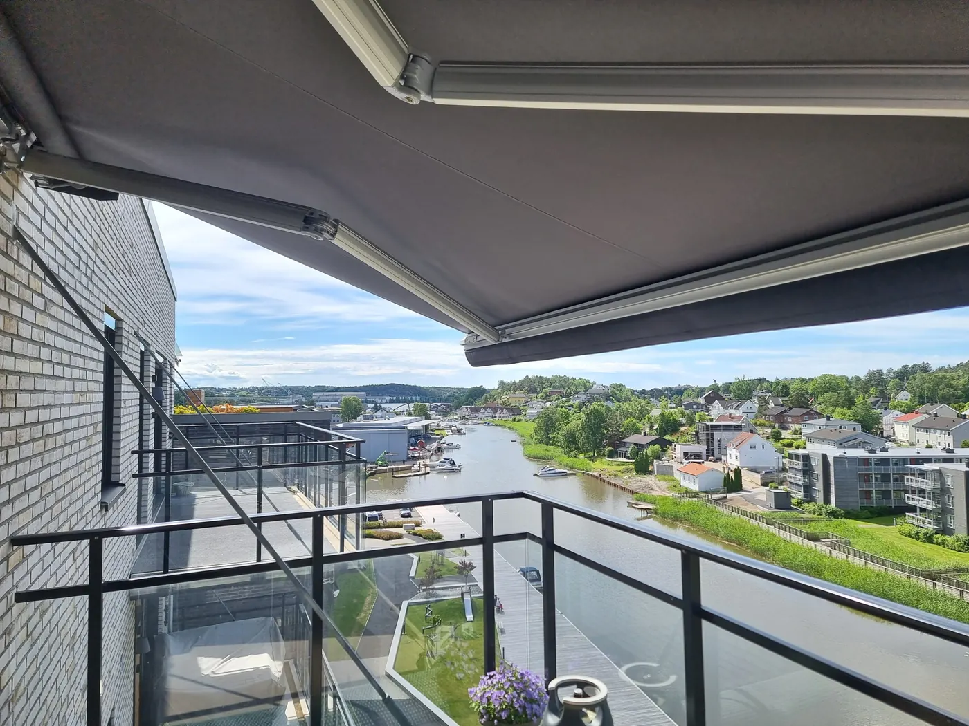 Terrassemarkise fra REX montert på fasade