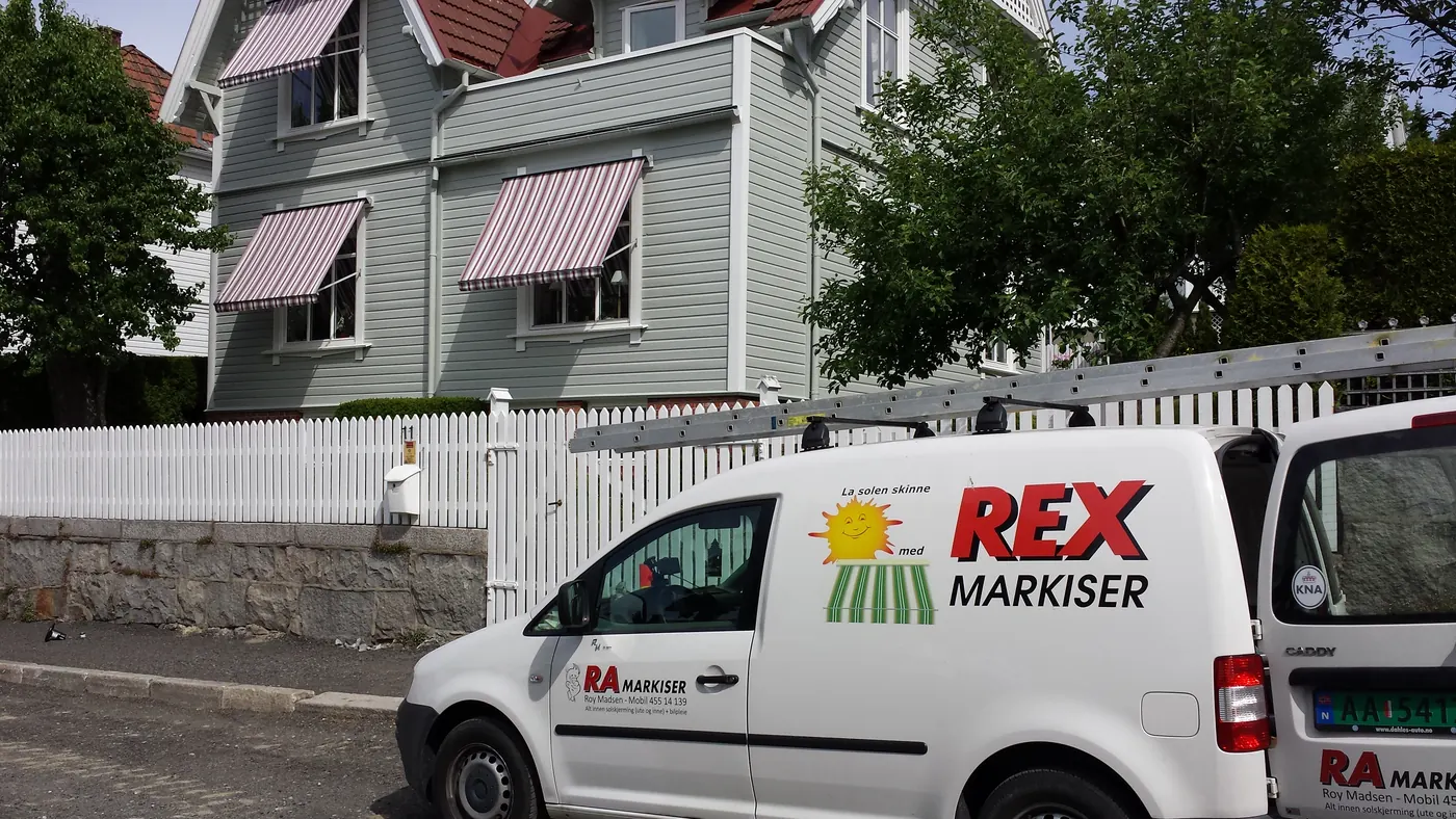Vindusmarkiser fra REX på moderne husvegg